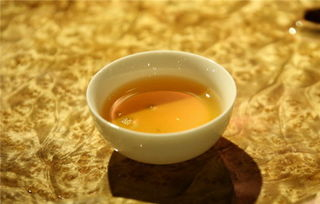 



冲泡白茶时，为什么玻璃杯200ml水，放1.5克茶，而盖碗要放5克？
