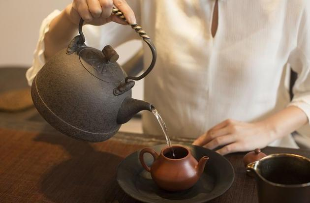 



立冬到了，煮老白茶该选哪种材质的壶？
