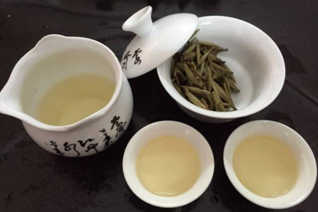 白茶中有很多的茶梗和老叶子