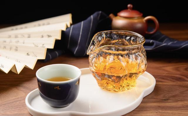 



泡茶时，是先投茶，还是先加水？绿茶的投茶方式适合白毫银针吗？
